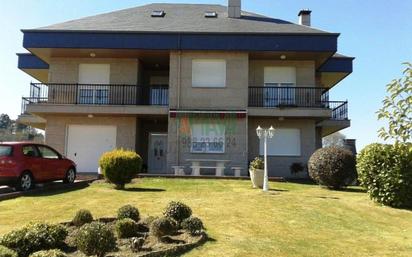 Vista exterior de Casa o xalet en venda en San Cibrao das Viñas amb Piscina i Balcó