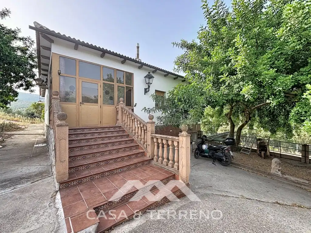 Vista exterior de Casa o xalet en venda en El Burgo amb Aire condicionat, Jardí privat i Moblat