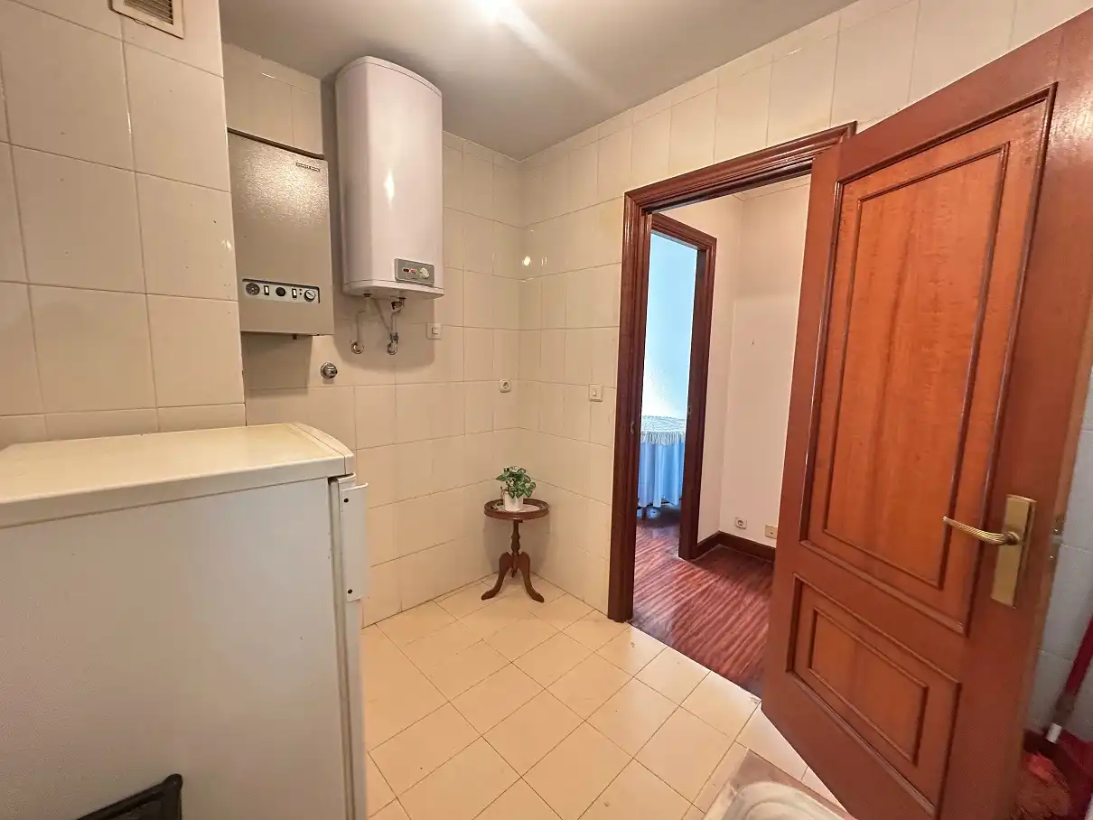 Bathroom of Flat for sale in Santiago de Compostela   with Heating