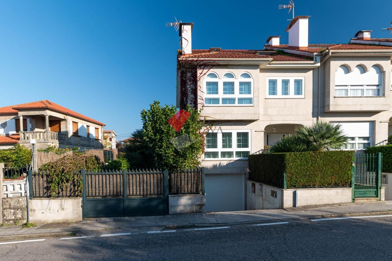 Vista exterior de Casa adosada en venda en Vigo  amb Calefacció, Jardí privat i Parquet