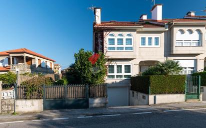 Vista exterior de Casa adosada en venda en Vigo  amb Calefacció, Jardí privat i Parquet