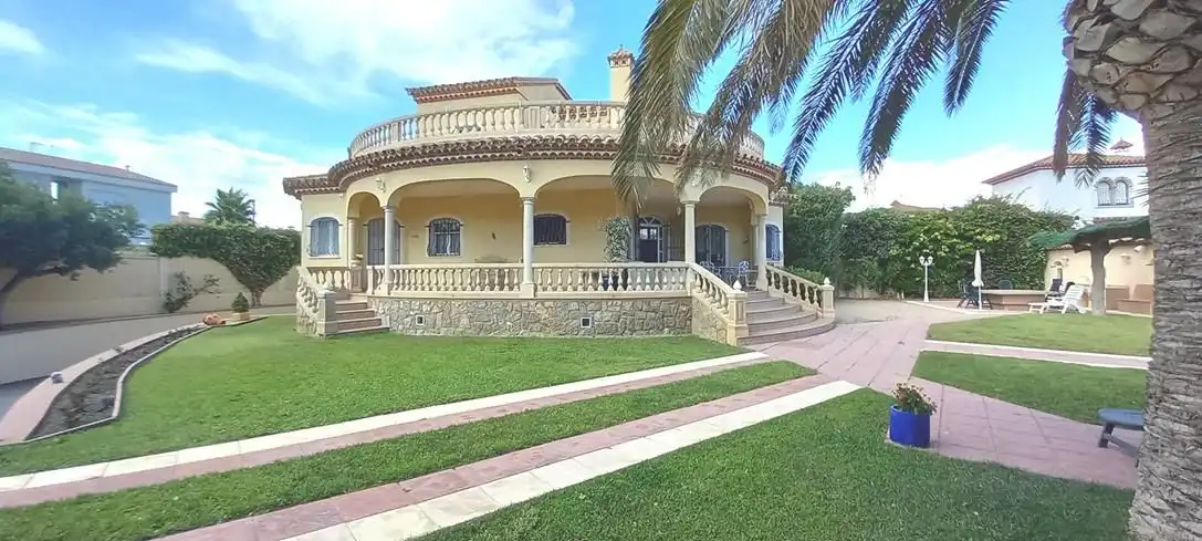Vista exterior de Casa o xalet en venda en Mont-roig del Camp amb Aire condicionat, Calefacció i Jardí privat