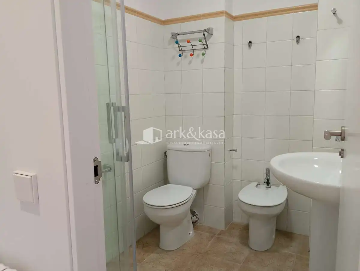Badezimmer von Wohnung zur Miete in Valencia mit Klimaanlage, Heizung und Möbliert