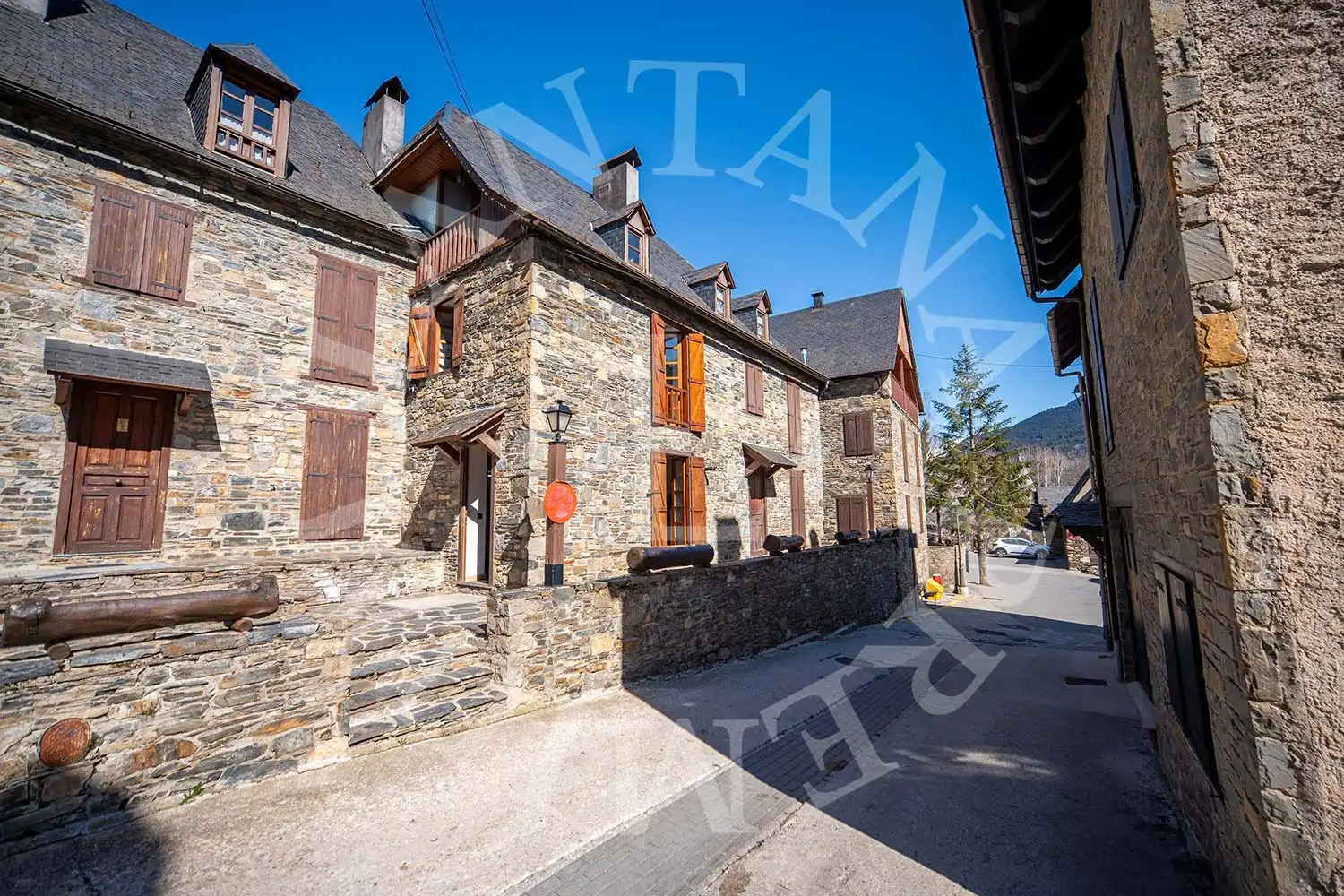 Vista exterior de Casa adosada en venta en Naut Aran con Calefacción, Jardín privado y Terraza