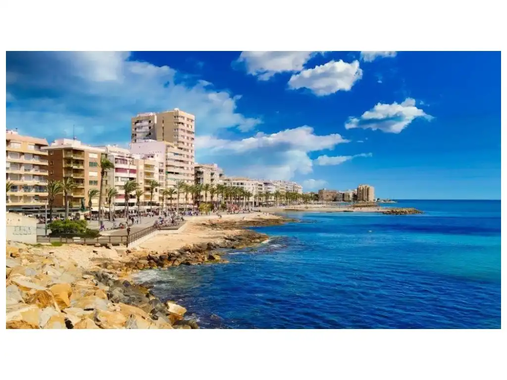 Vista exterior de Casa o chalet en venta en Torrevieja con Aire acondicionado, Jardín privado y Piscina