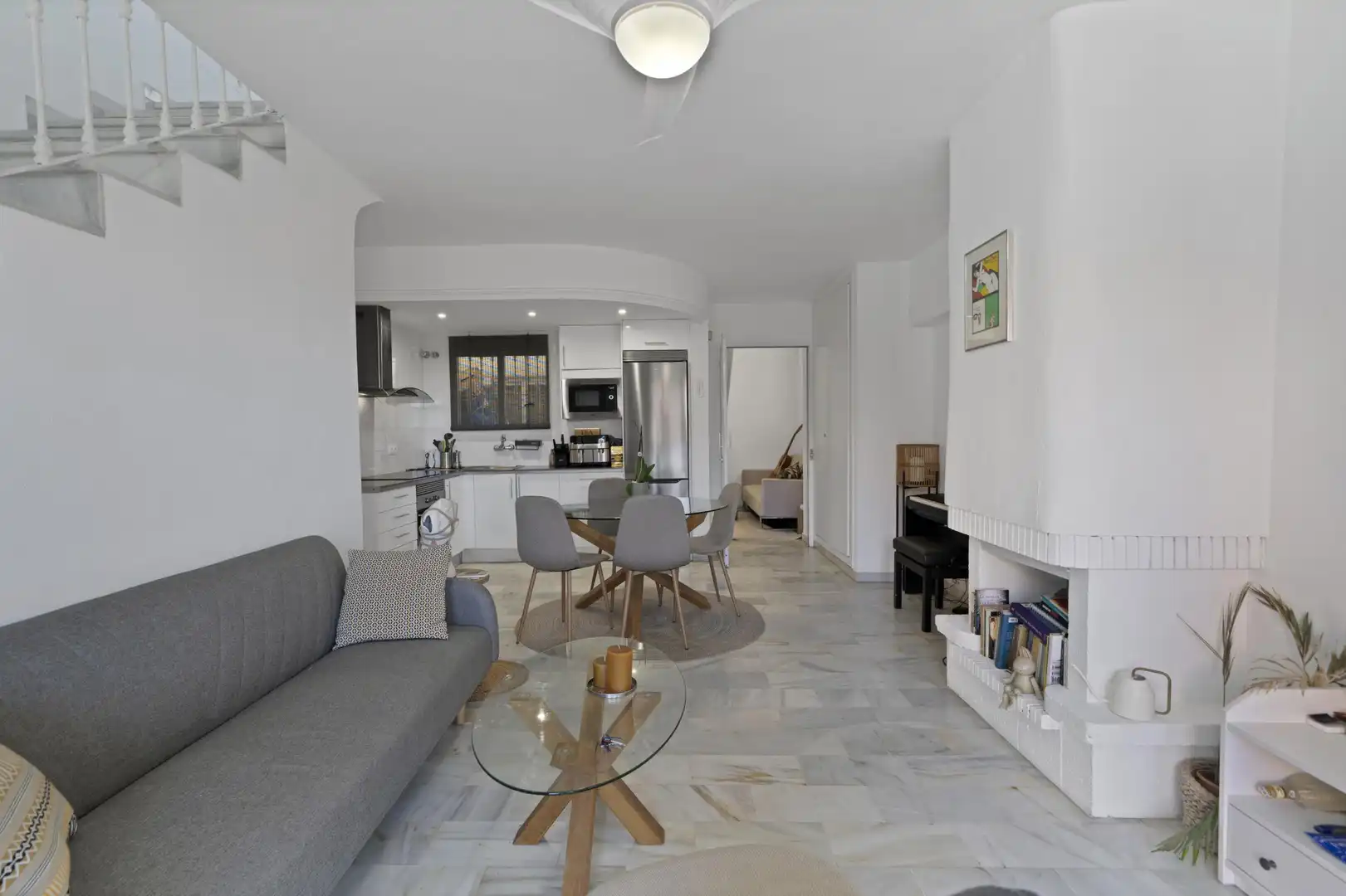 Sala d'estar de Casa adosada en venda en Marbella amb Jardí privat i Piscina comunitària