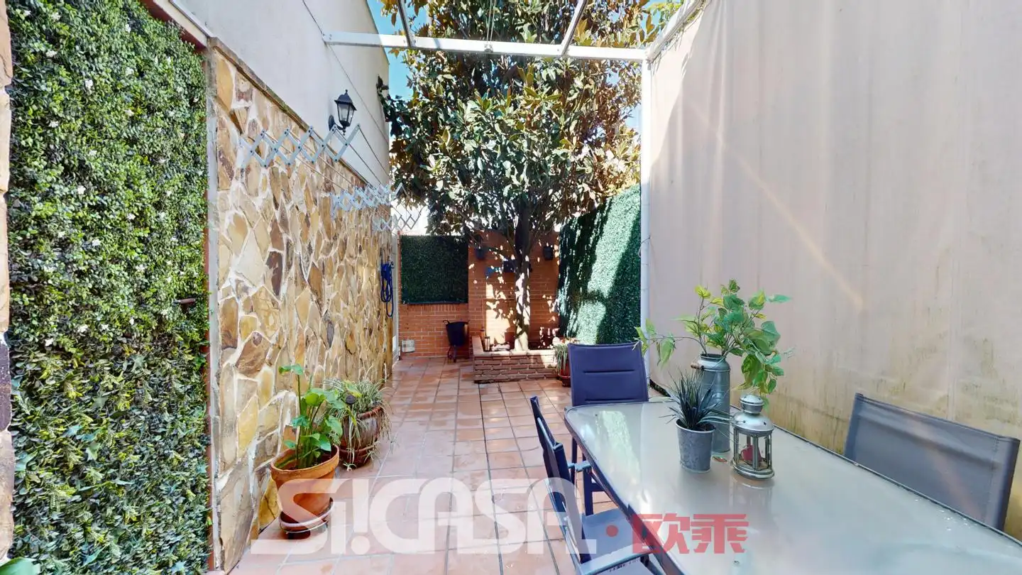 Jardín de Casa adosada en venta en Parla con Aire acondicionado, Calefacción y Terraza