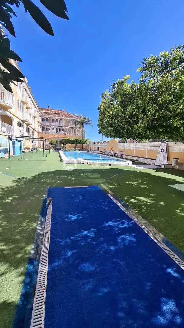 Piscina de Local en venda en Los Alcázares amb Aire condicionat, Terrassa i Moblat