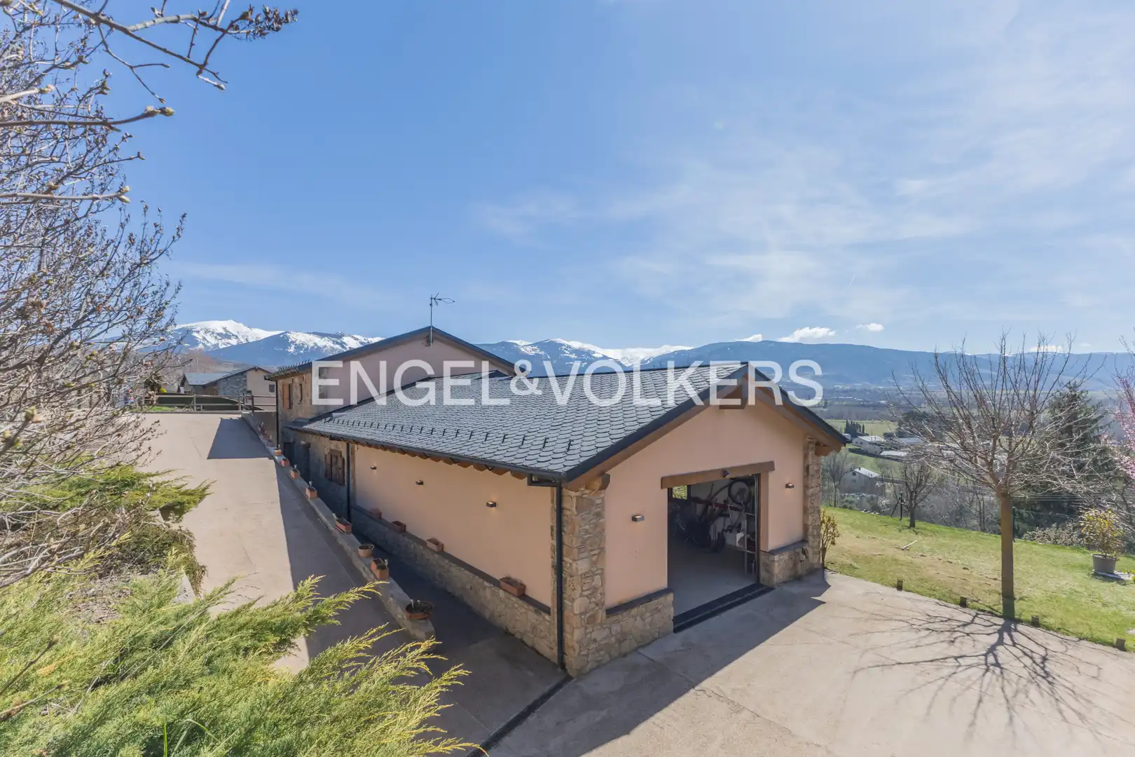 Vista exterior de Casa o chalet en venta en Estavar con Calefacción, Jardín privado y Parquet