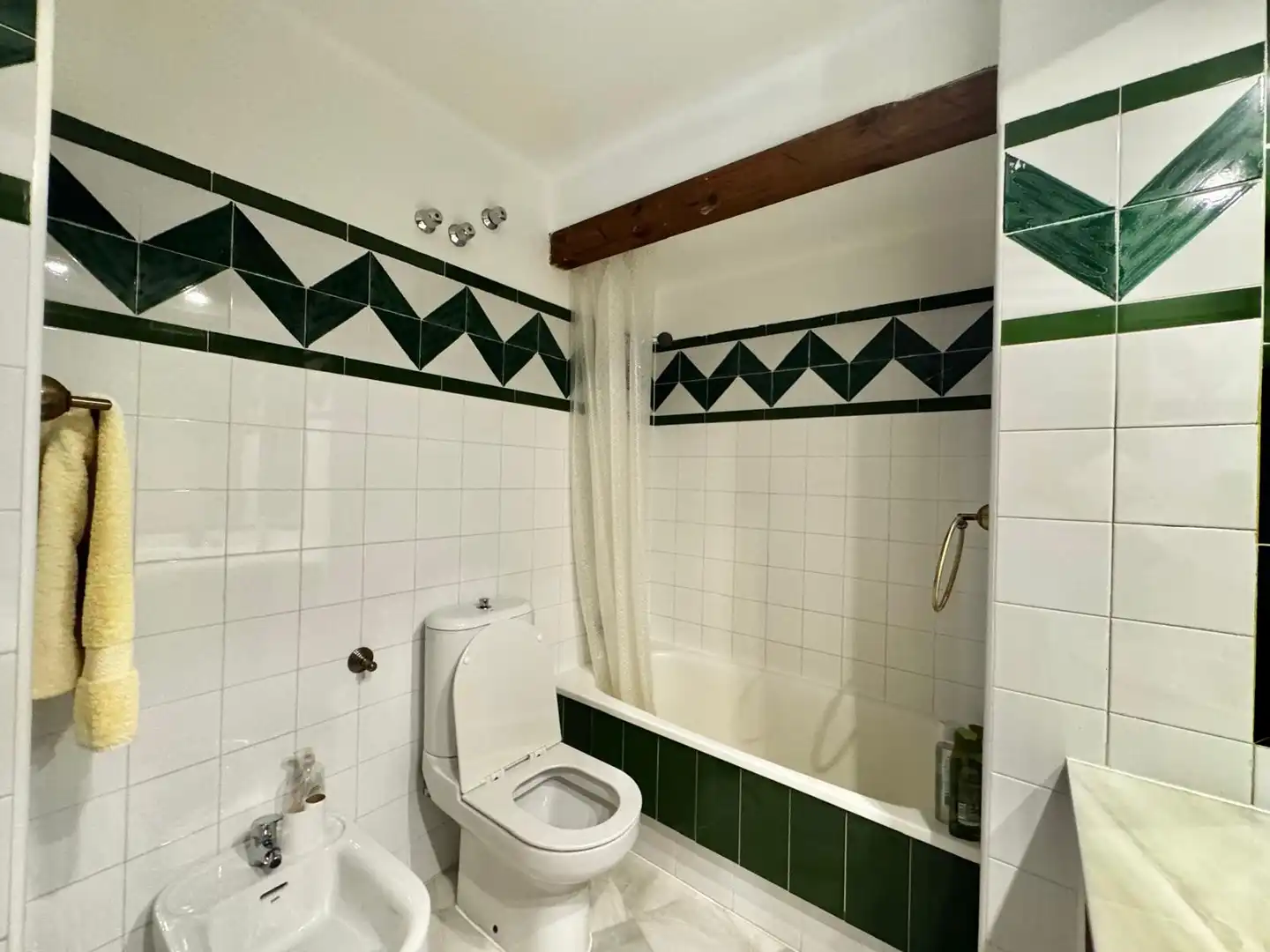 Bany de Apartament de lloguer en Torrevieja amb Aire condicionat, Calefacció i Moblat