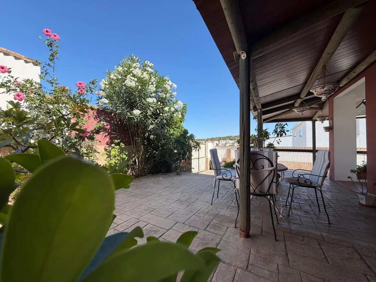 Terrassa de Casa o xalet en venda en El Castillo de las Guardas amb Jardí privat i Piscina comunitària