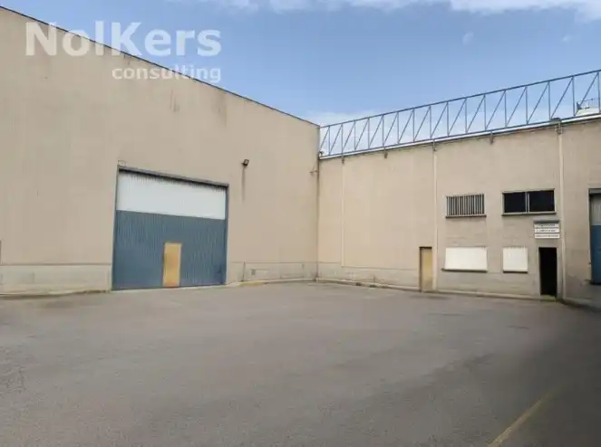 Vista exterior de Nave industrial de alquiler en Barcelona con Alarma