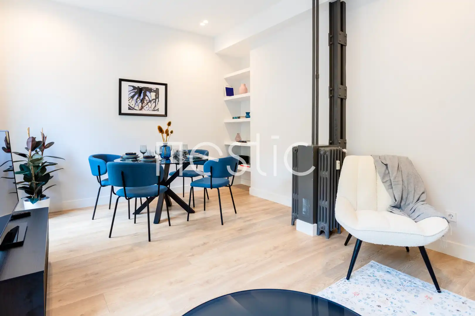 Menjador de Apartament de lloguer en Madrid amb Aire condicionat, Calefacció i Moblat