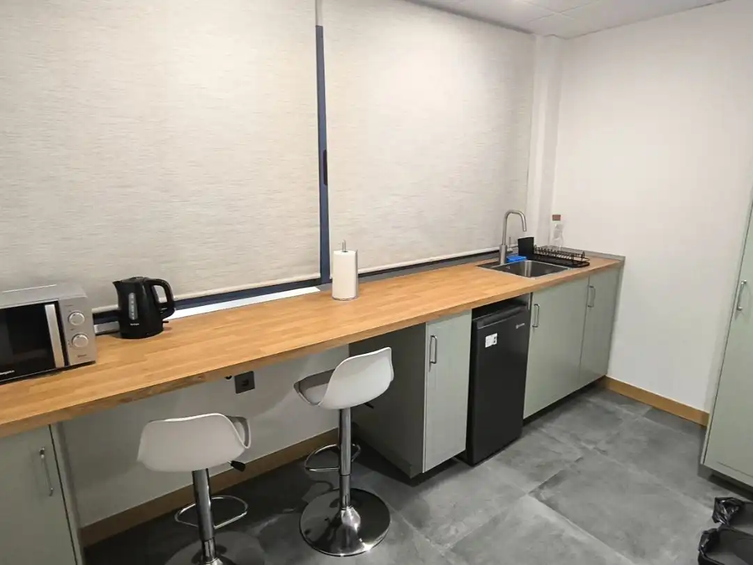 Küche von Büro zur Miete in Madrid mit Klimaanlage, Heizung und Möbliert