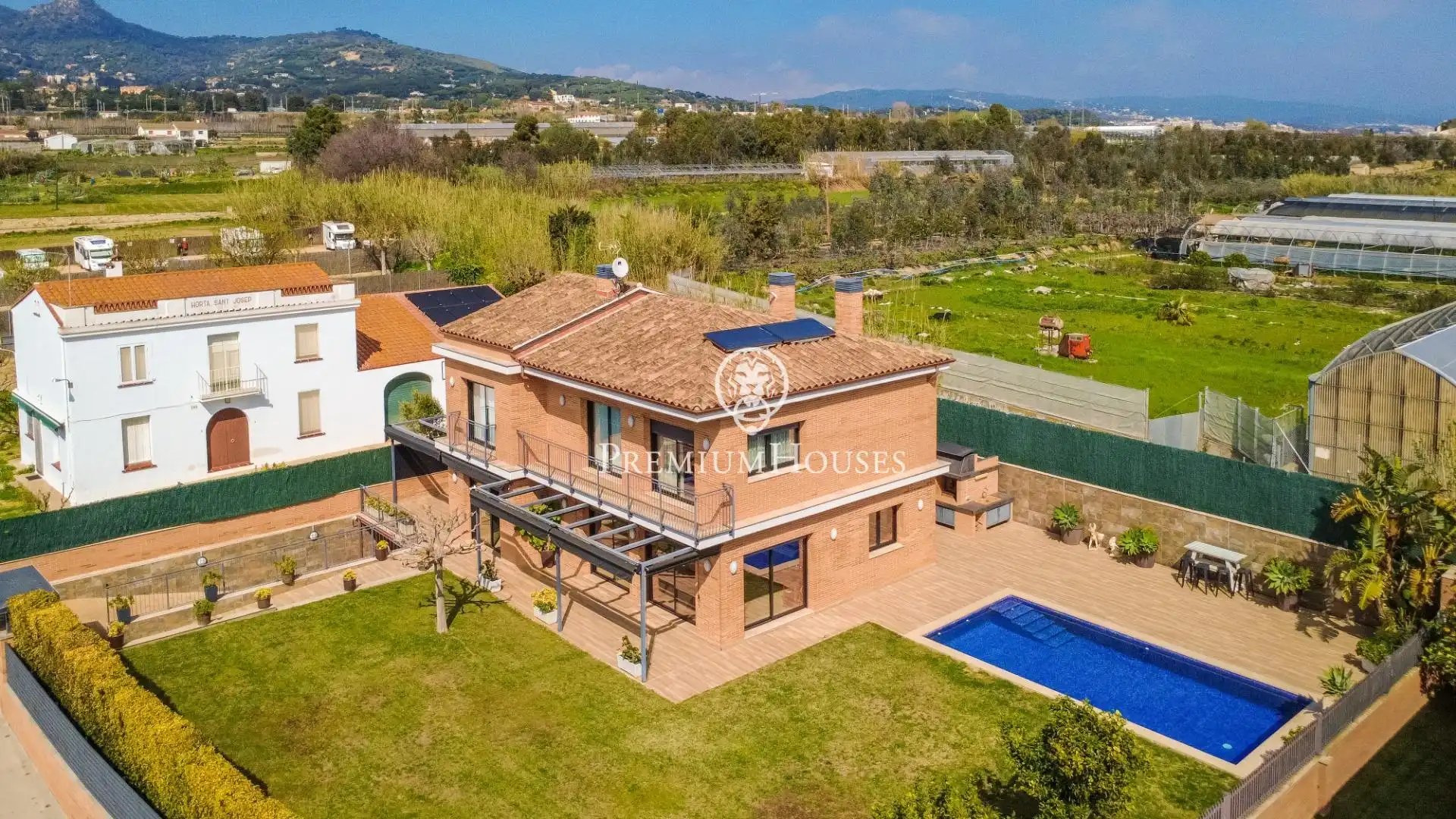 Vista exterior de Casa o xalet en venda en Cabrera de Mar amb Calefacció, Jardí privat i Parquet