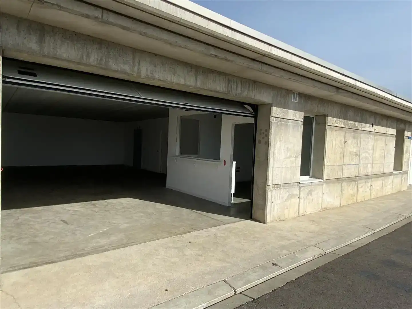 Parkplatz von Fabrikhallen zur Miete in Roses