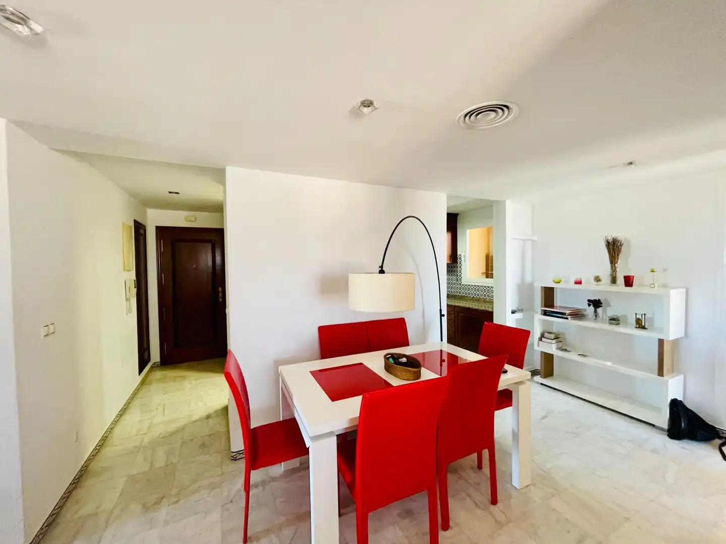 Menjador de Apartament en venda en Torrevieja amb Jardí privat, Terrassa i Moblat