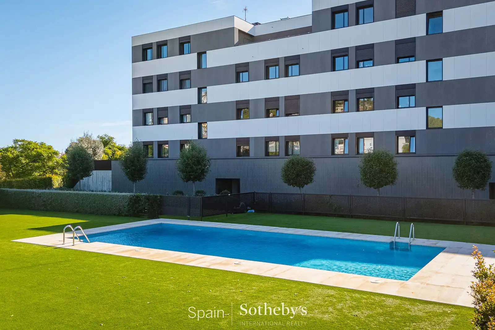 Piscina de Apartament en venda en Sitges amb Aire condicionat, Jardí privat i Jacuzzi