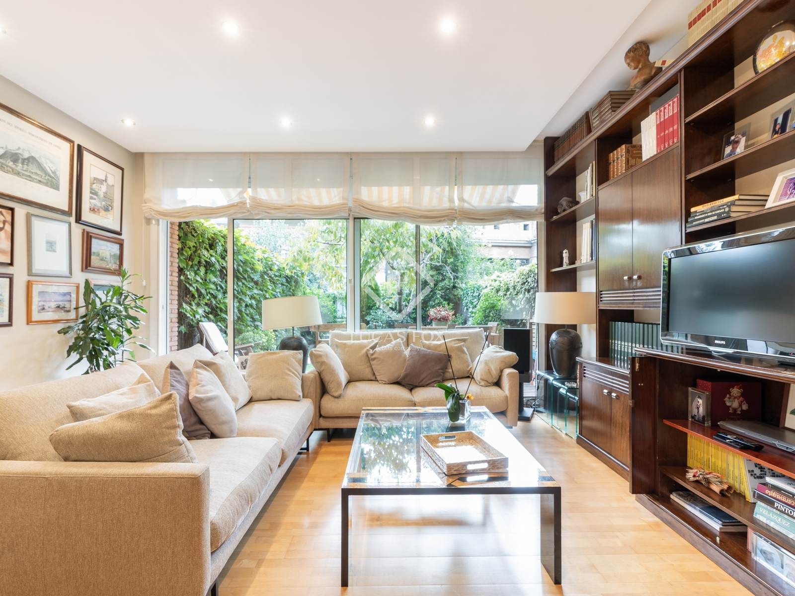 Sala d'estar de Casa o xalet en venda en Sant Cugat del Vallès amb Aire condicionat, Jardí privat i Parquet
