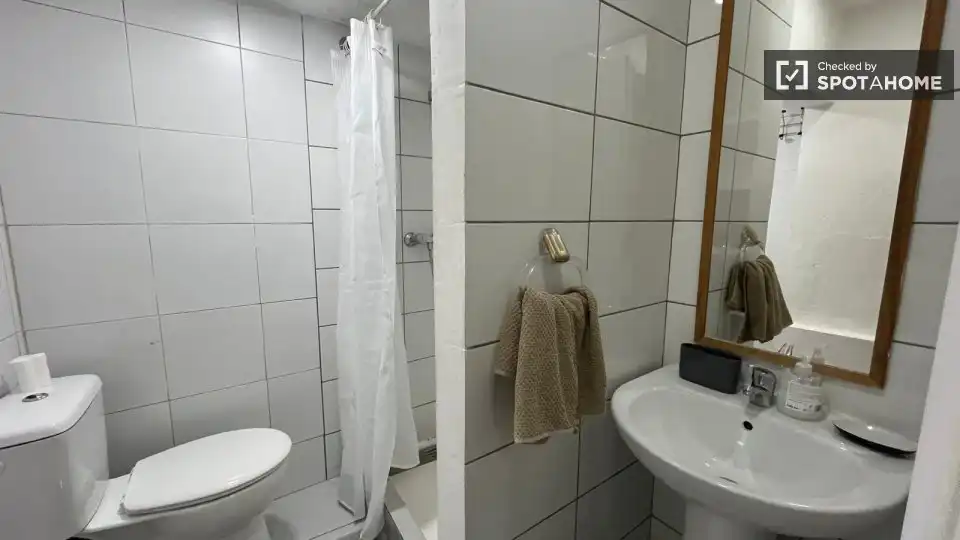Baño de Piso de alquiler en Madrid con Aire acondicionado, Calefacción y Amueblado