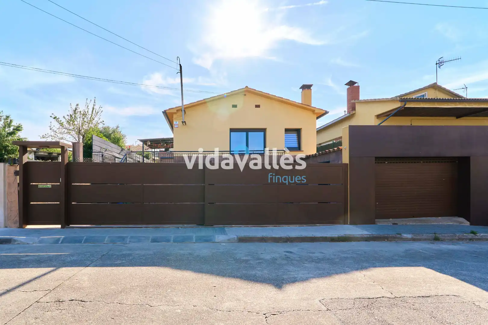Vista exterior de Casa o chalet en venta en Llinars del Vallès con Aire acondicionado, Calefacción y Jardín privado