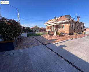 Jardí de Casa o xalet en venda en León Capital  amb Aire condicionat, Terrassa i Piscina