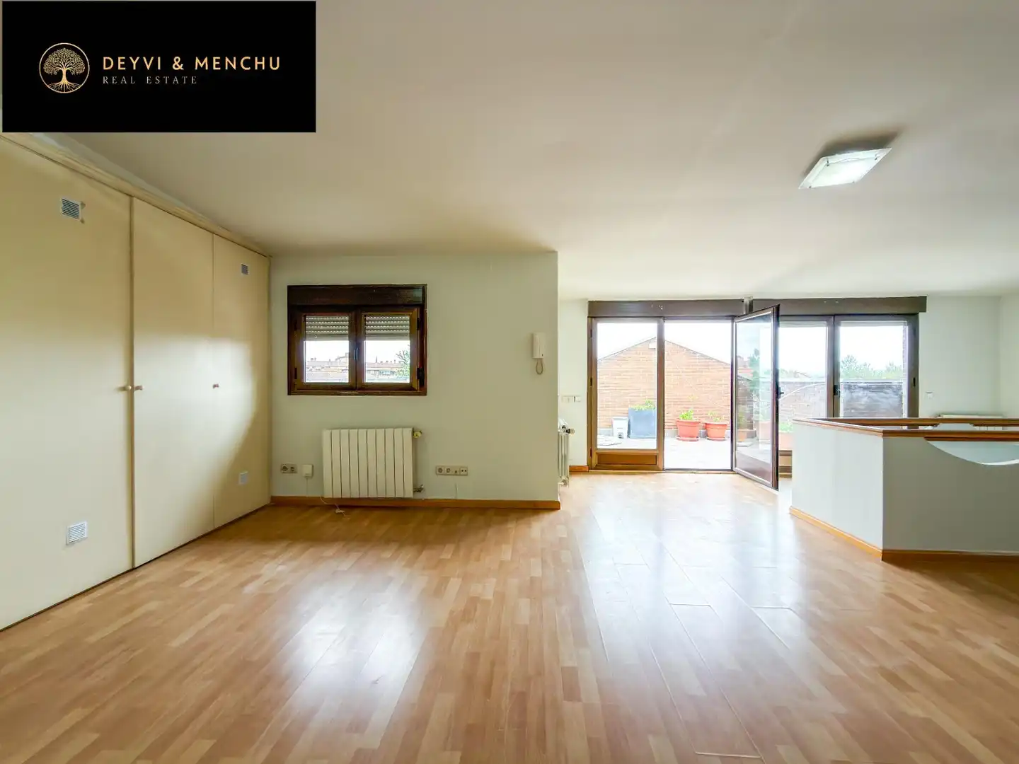 Sala de estar de Ático de alquiler en Pozuelo de Alarcón con Aire acondicionado, Jardín privado y Parquet