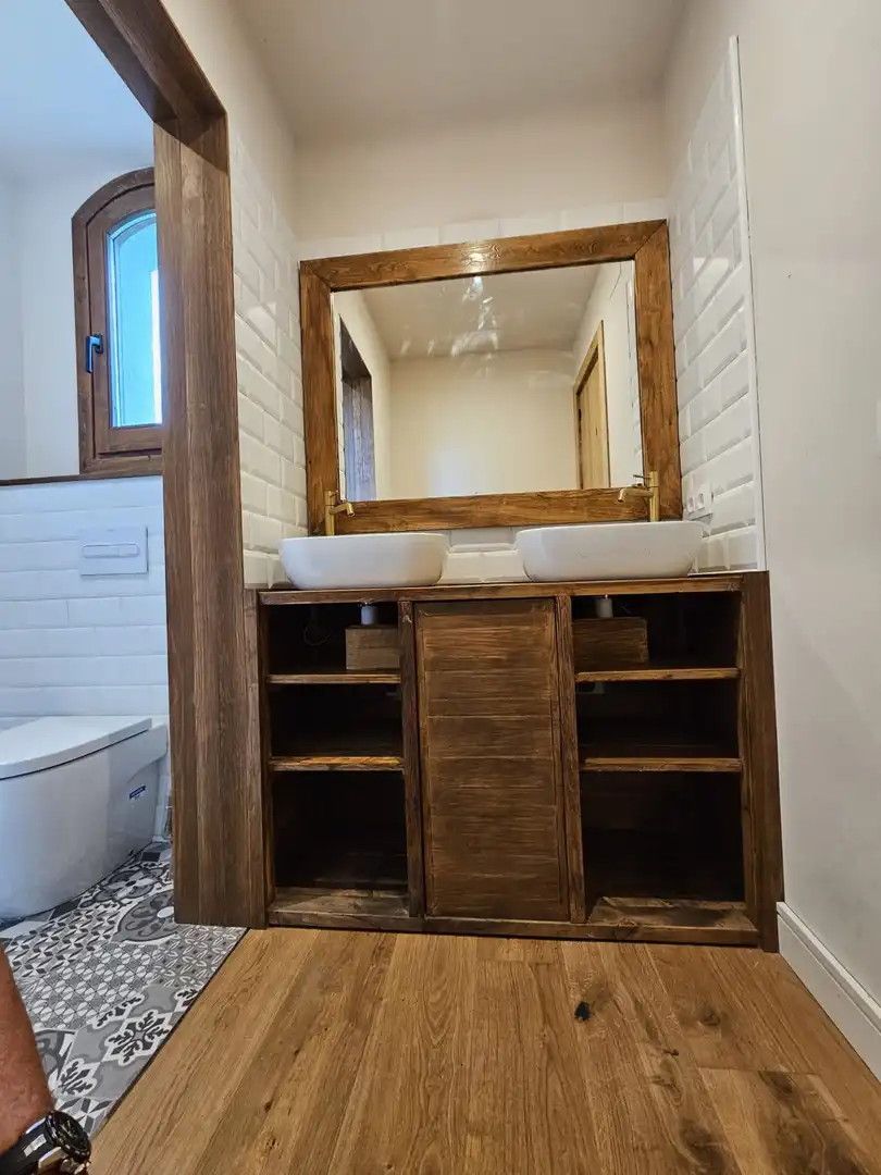 Baño de Dúplex de alquiler en La Vall d'en Bas con Terraza, Piscina y Amueblado