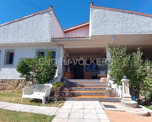 Vista exterior de Casa o xalet en venda en Guadarrama amb Aire condicionat, Calefacció i Jardí privat