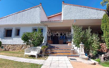 Vista exterior de Casa o xalet en venda en Guadarrama amb Aire condicionat, Calefacció i Jardí privat