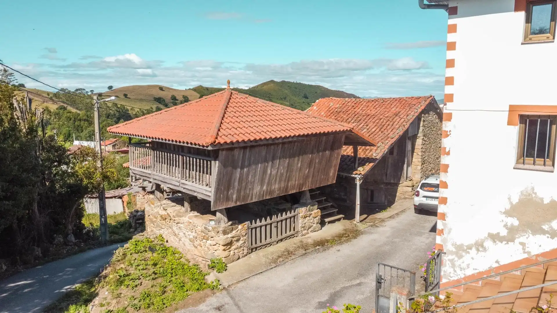Vista exterior de Casa o xalet en venda en Valdés - Luarca amb Calefacció, Jardí privat i Terrassa