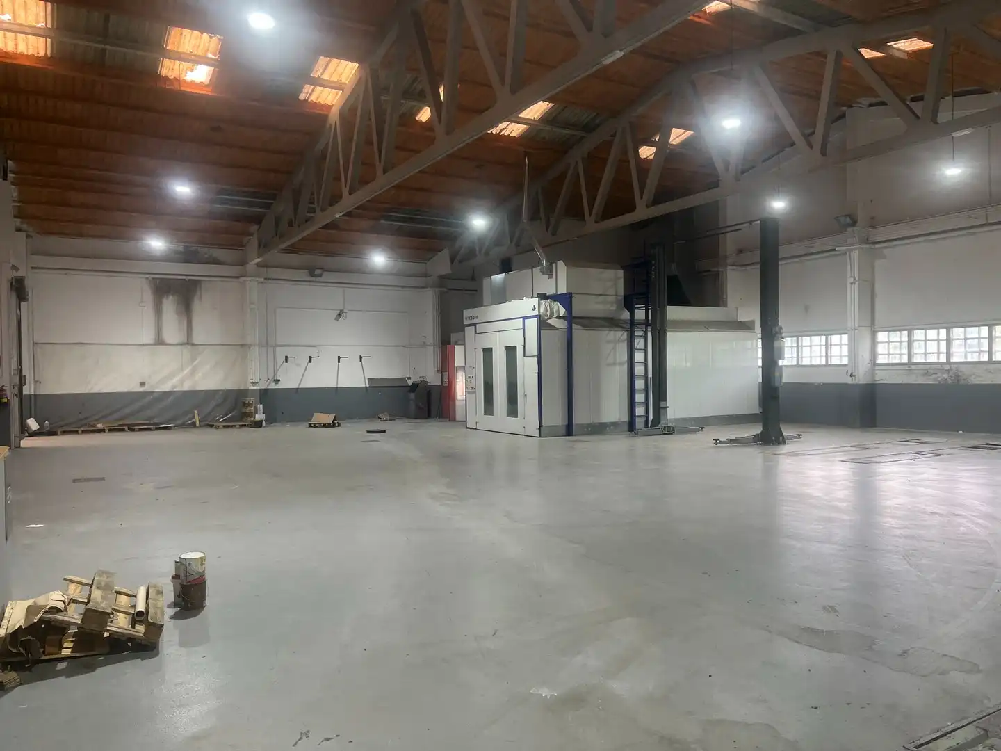 Fabrikhallen zur Miete in Narón mit Alarm