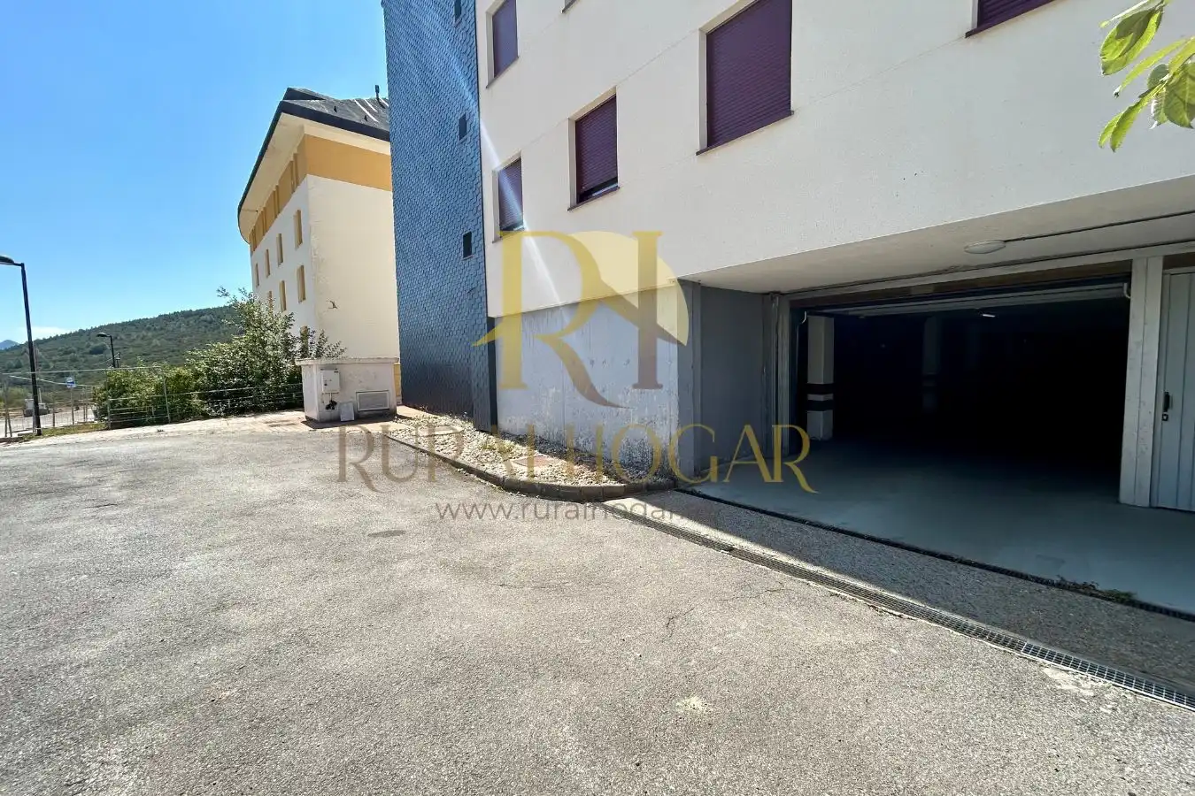 Aparcament de Apartament en venda en Puebla de Lillo amb Calefacció, Traster i Moblat