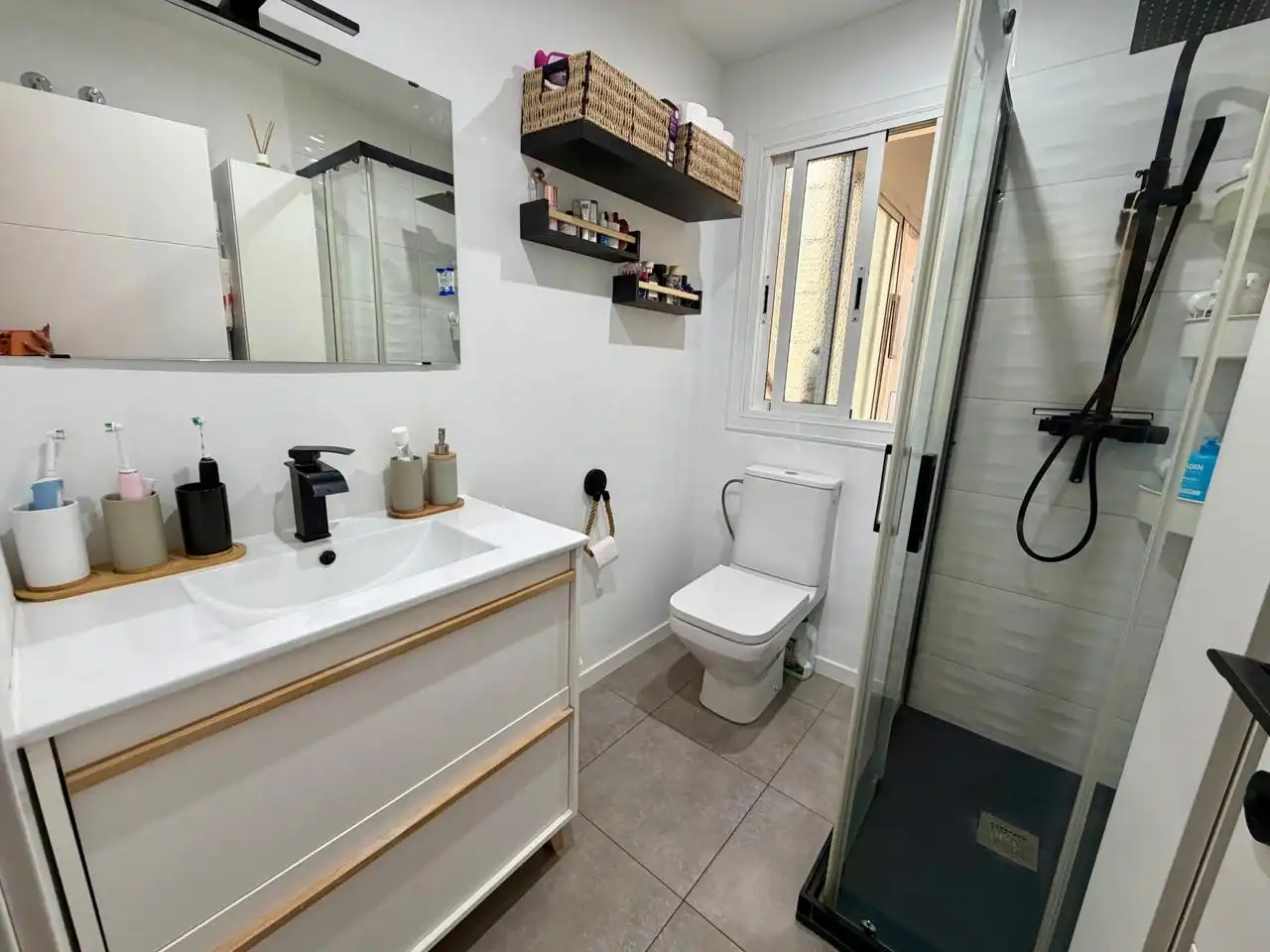 Bathroom of Attic for sale in Barcelona  with Air Conditioner, Heating and Parquet flooring