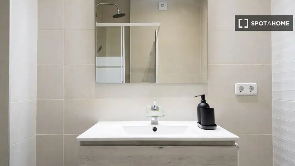 Baño de Piso de alquiler en Madrid con Aire acondicionado, Calefacción y Amueblado