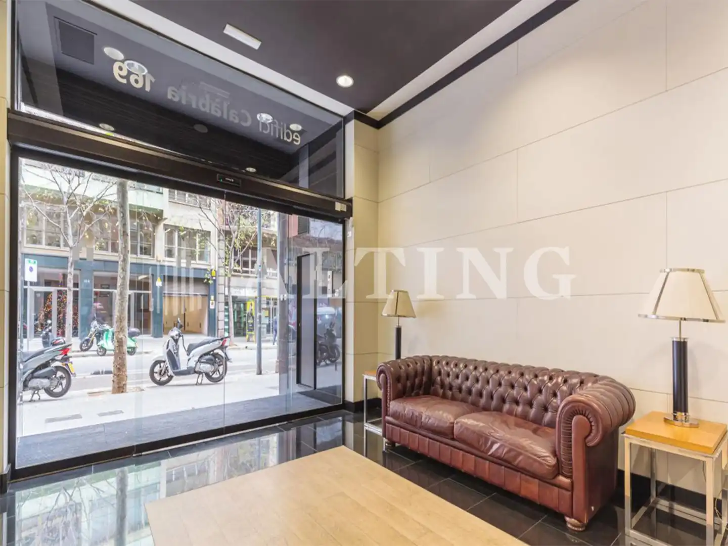 Local comercial de lloguer a Carrer Calabria