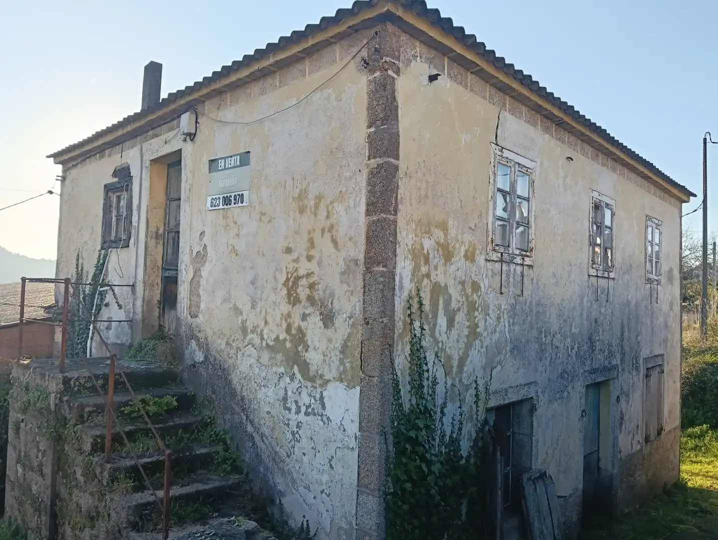 Vista exterior de Casa adosada en venda en Coirós amb Jardí privat