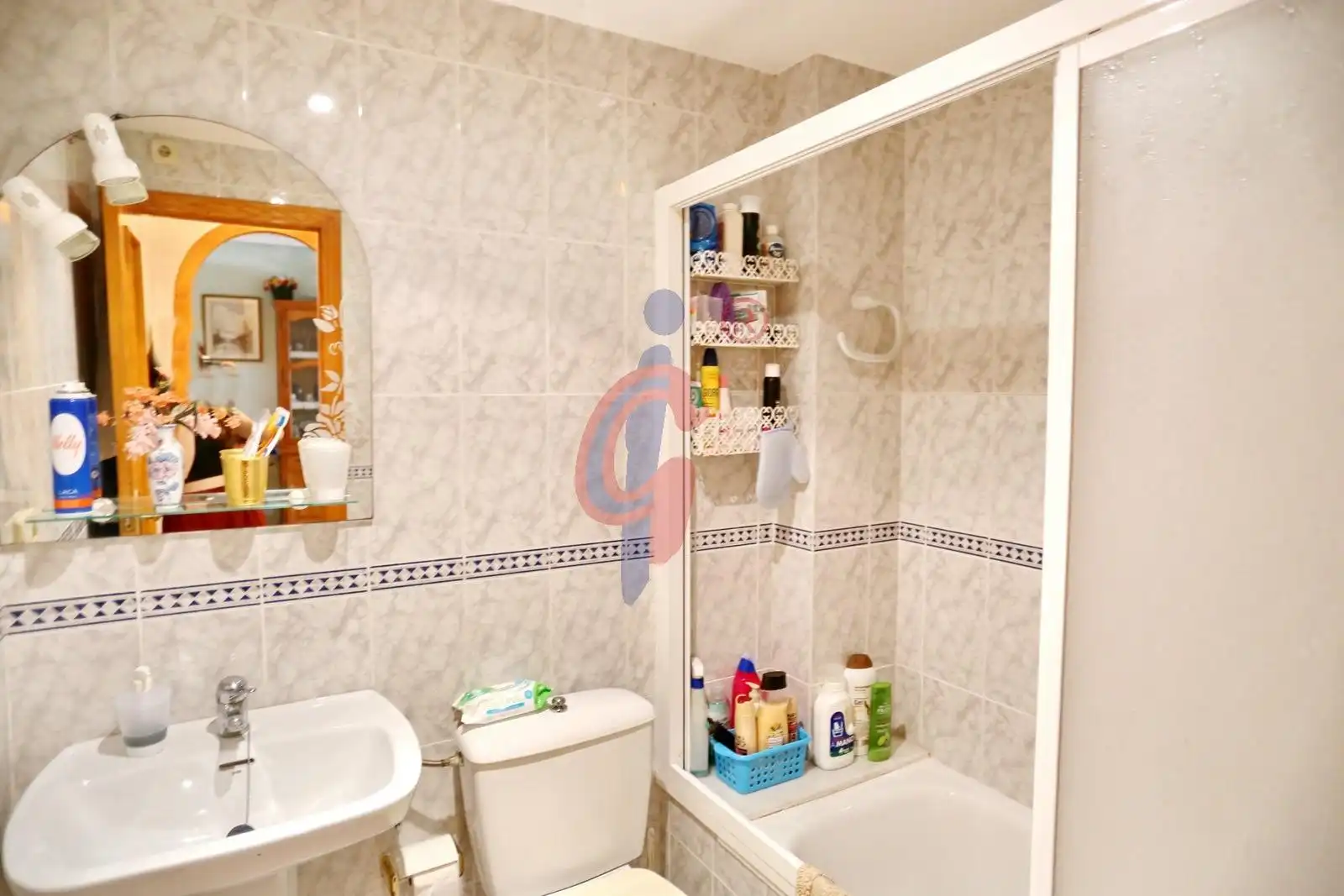 Baño de Piso en venta en Guardamar del Segura con Aire acondicionado, Terraza y Amueblado