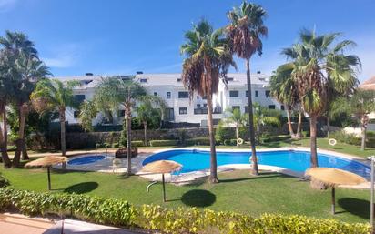 Vista exterior de Casa adosada en venda en Fuengirola amb Aire condicionat, Jardí privat i Parquet