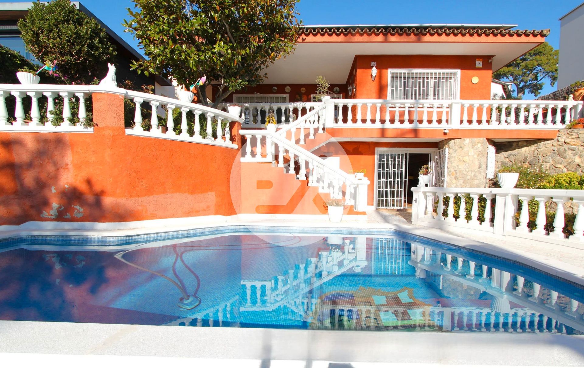 Vista exterior de Casa o xalet en venda en Castelldefels amb Aire condicionat, Calefacció i Jardí privat