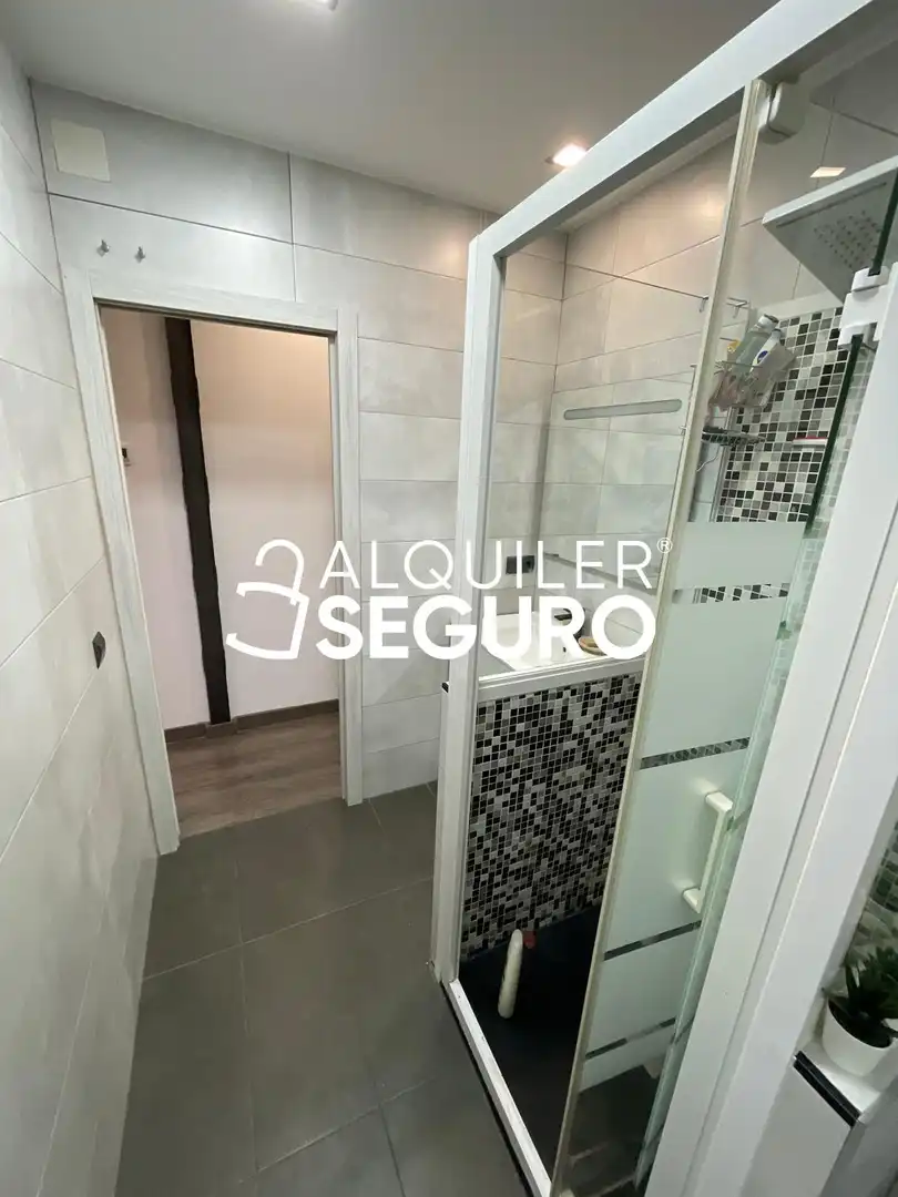Bathroom of Flat for rent in Madrid  with Air Conditioner and Heating