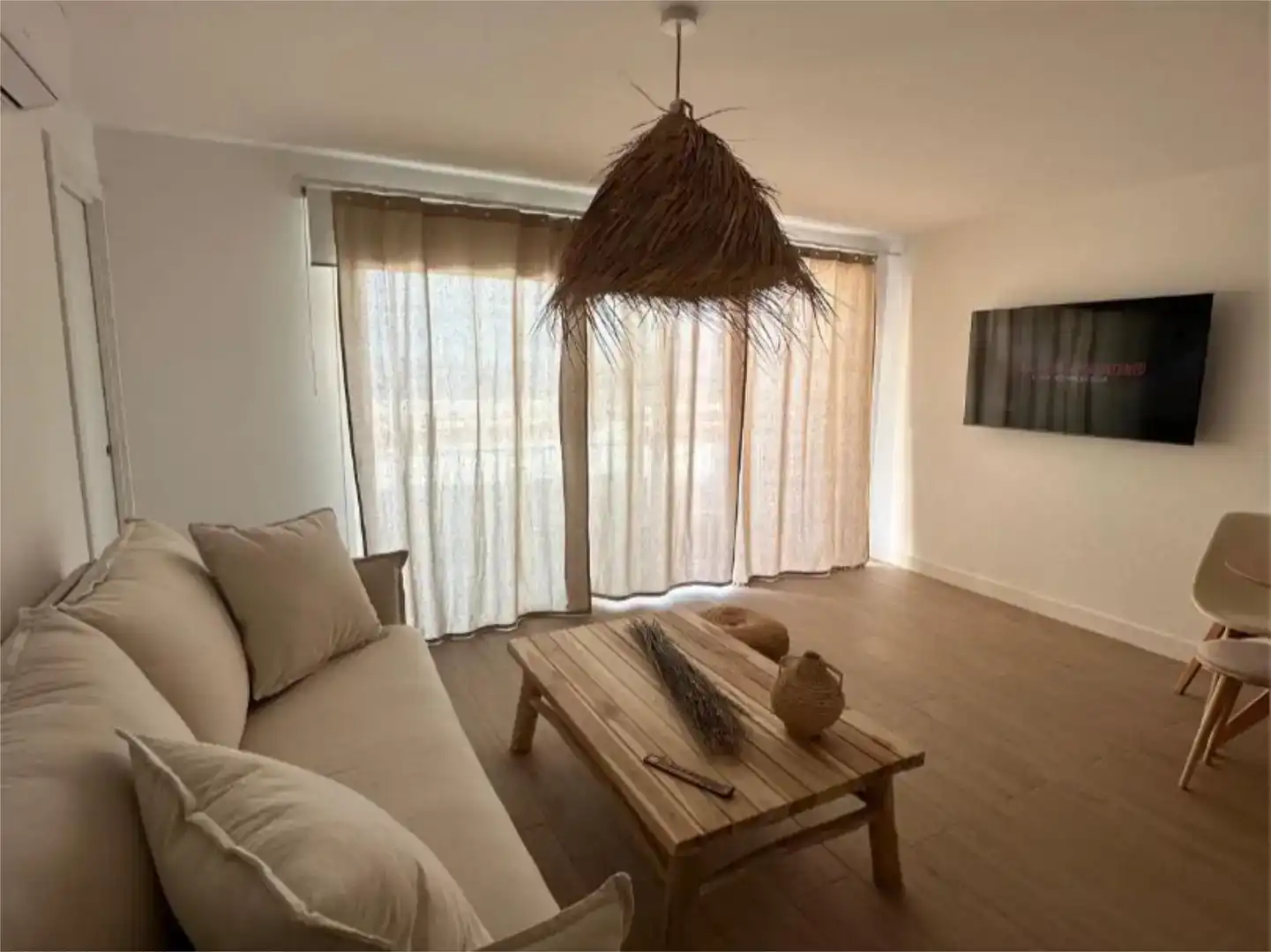 Sala d'estar de Pis de lloguer en Santa Eulària des Riu amb Aire condicionat, Parquet i Moblat