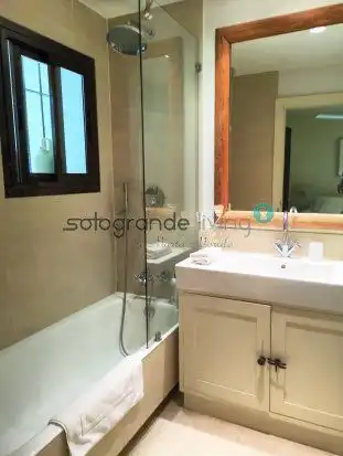 Baño de Casa adosada de alquiler en Sotogrande con Aire acondicionado, Jardín privado y Terraza