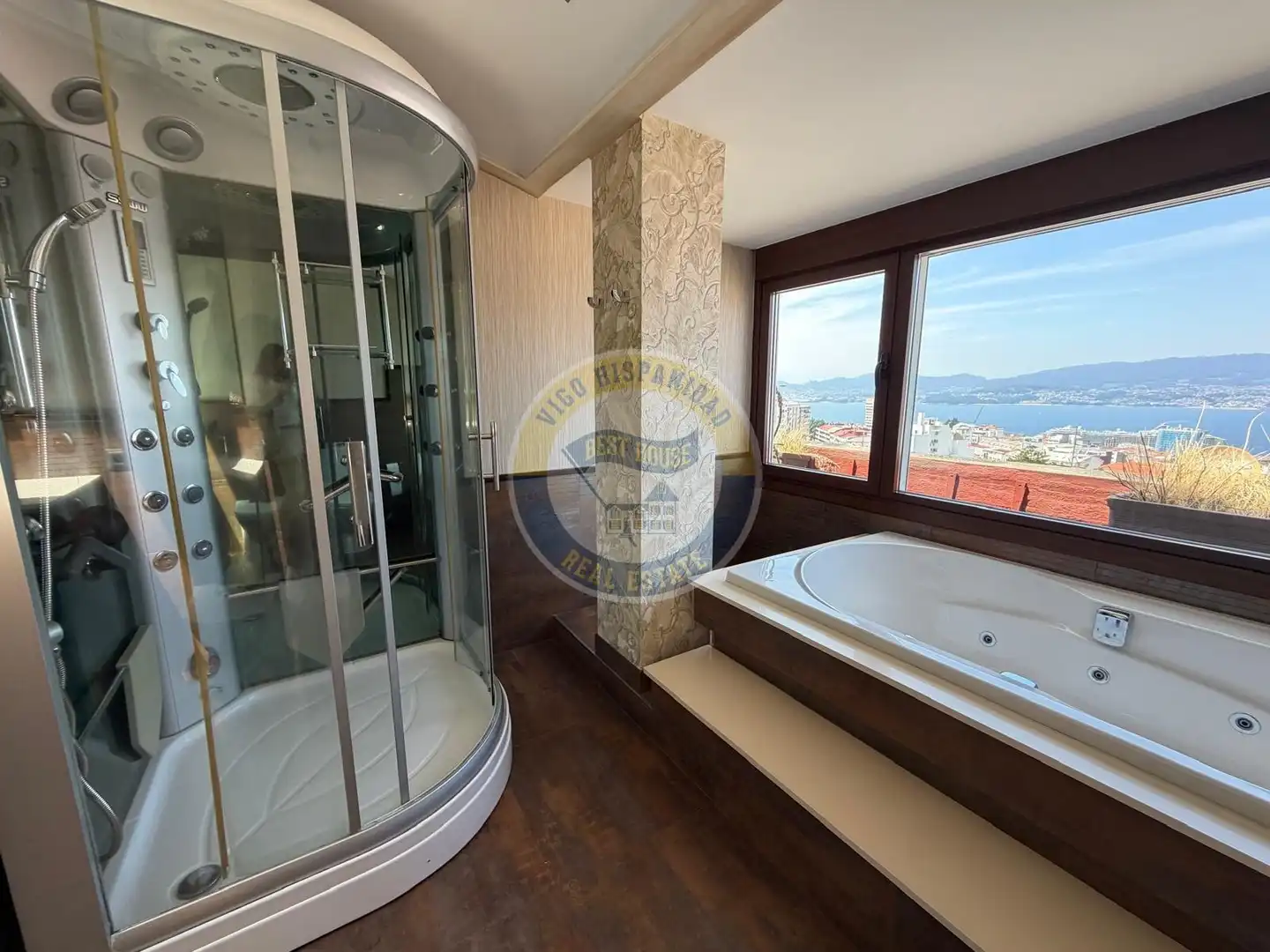 Badezimmer von Dachboden zur Miete in Vigo  mit Heizung, Parkett und Terrasse
