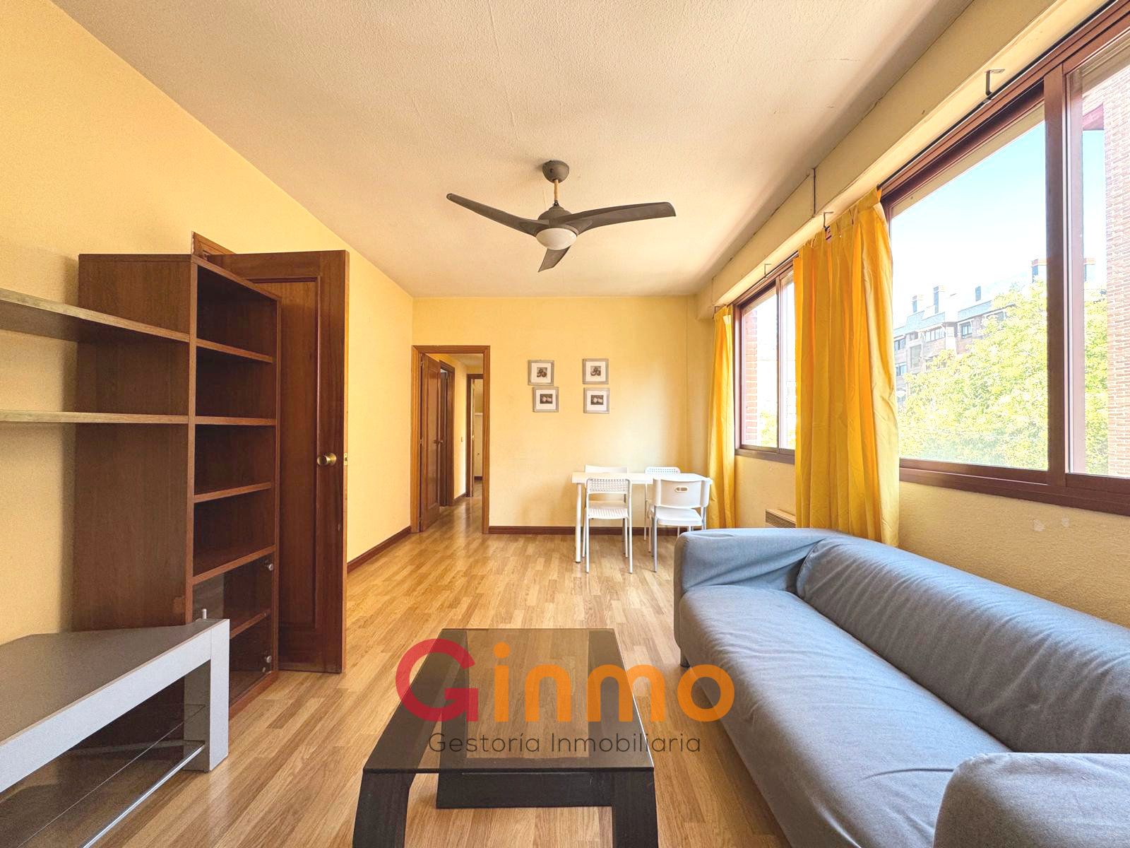 Living room of Flat for sale in  Madrid Capital  with Heating, Private garden and Storage room