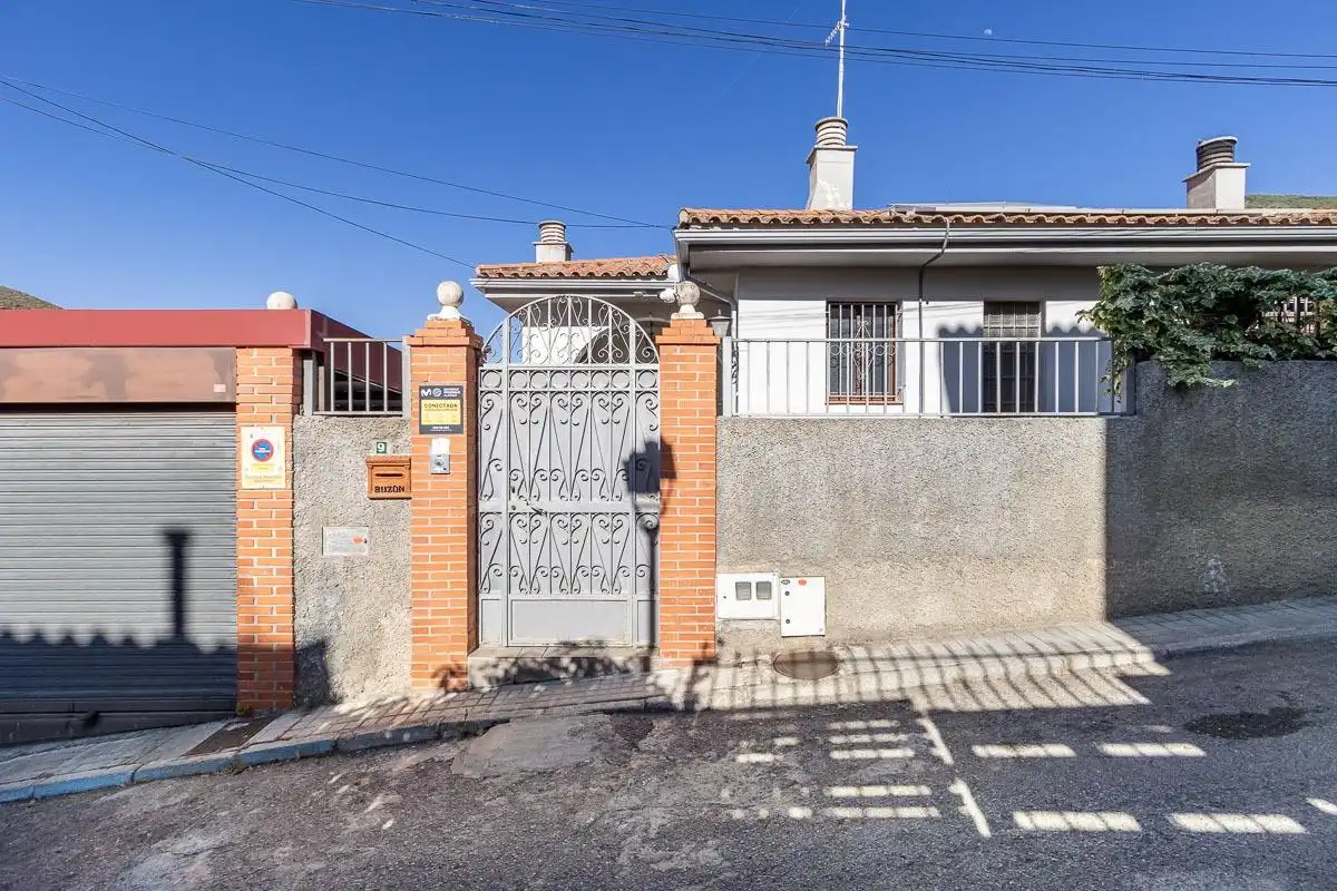 Vista exterior de Casa o xalet en venda en Pinos Genil amb Aire condicionat, Calefacció i Jardí privat