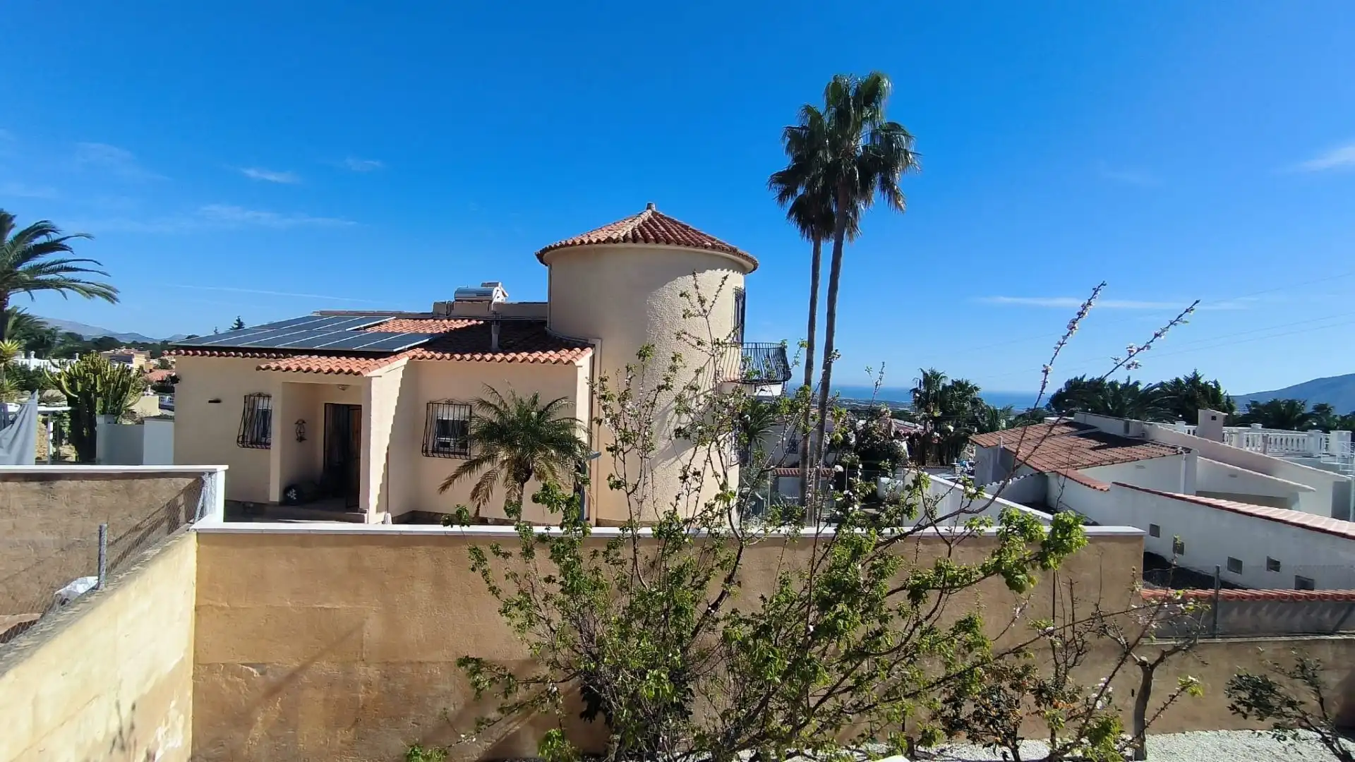 Vista exterior de Casa o chalet en venta en La Nucia con Aire acondicionado, Calefacción y Jardín privado