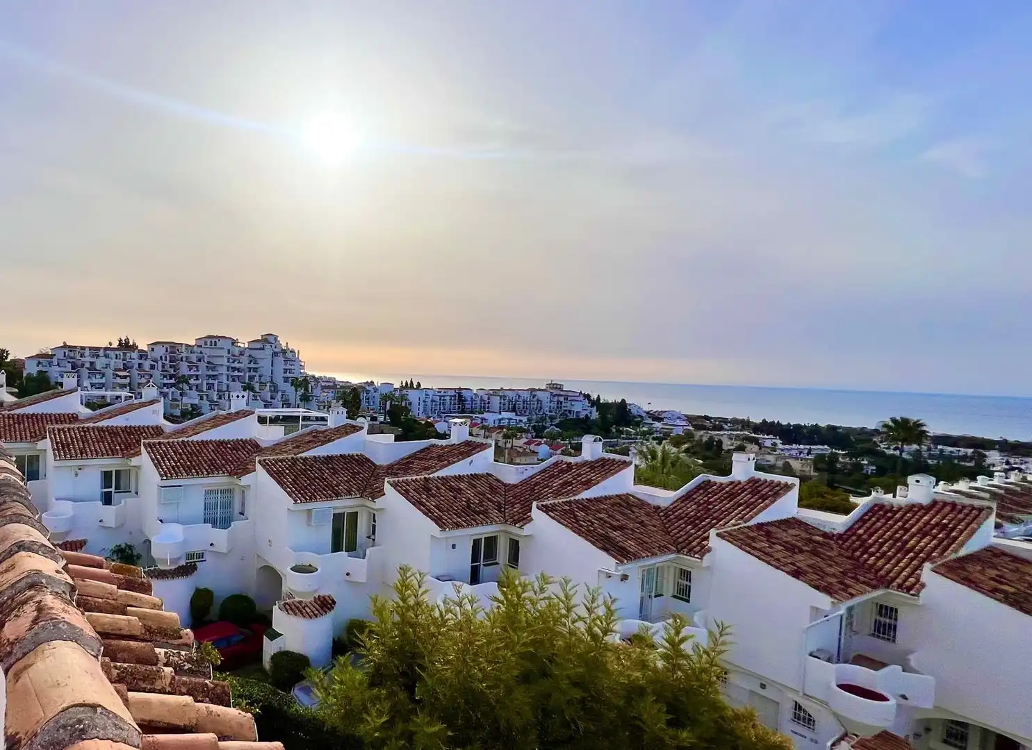 Vista exterior de Casa adosada en venda en Mijas amb Jardí privat, Terrassa i Traster