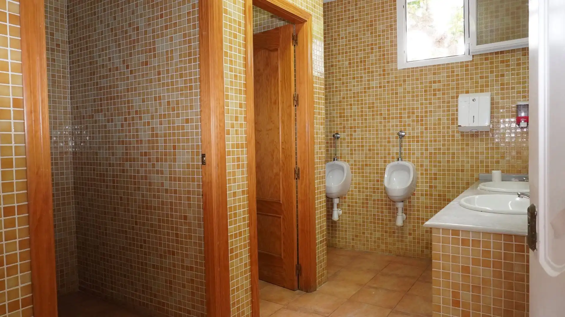 Badezimmer von Fabrikhallen zum Verkauf in Motril
