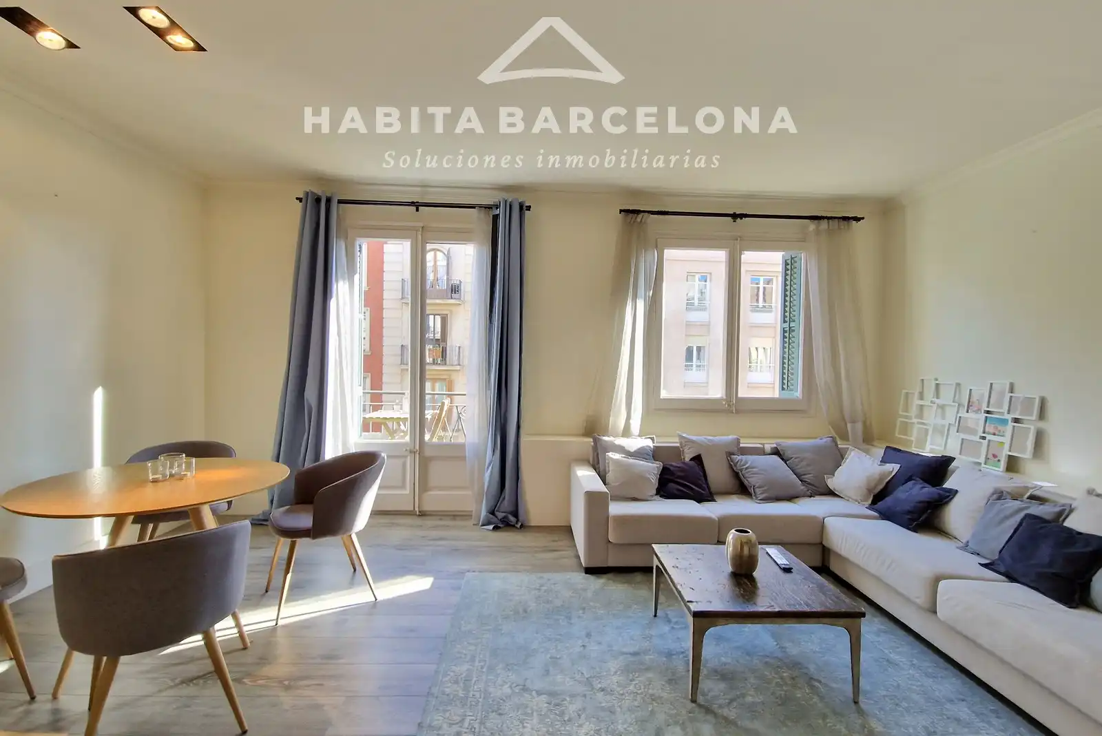 Living room of Flat for rent in Barcelona  with Air Conditioner, Heating and Parquet flooring